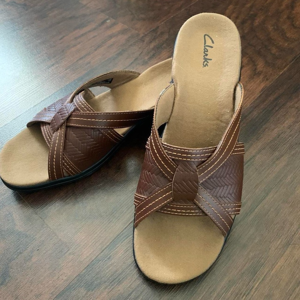 Clarks Women's Tan and Brown Slide Sandals